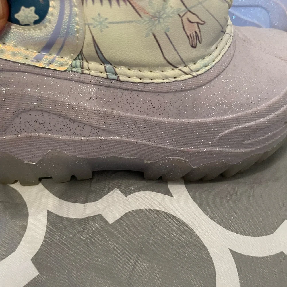 Frozen Themed Light Up Snow Boots Size Girls 9. Elsa, Anna, Disney
